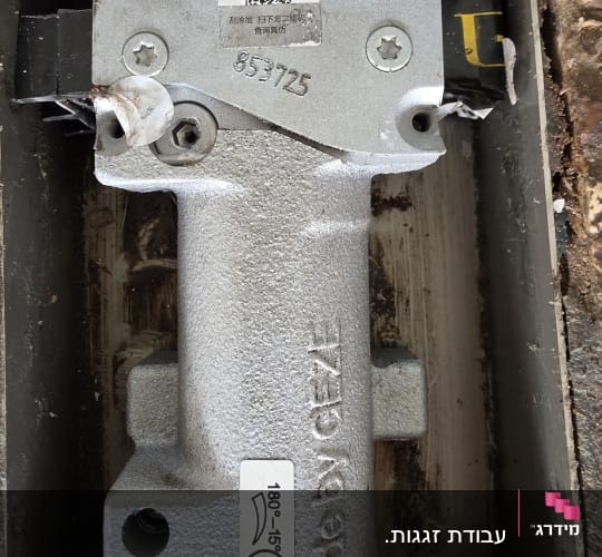 חלק מתכת עם כיתוב ותגיות